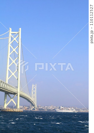秋の明石海峡大橋、日本から最後の航行となる、客船ぱしふぃっくびいなす、明石海峡大橋をくぐる海峡の海 110112527