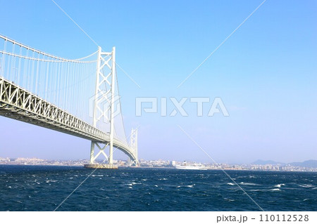 秋の明石海峡大橋、日本から最後の航行となる、客船ぱしふぃっくびいなす、明石海峡大橋をくぐる海峡の海 秋の明石海峡大橋、日本から最後の航行となる、客船ぱしふぃっくびいなす、明石海峡大橋をくぐる海峡の海 110112528