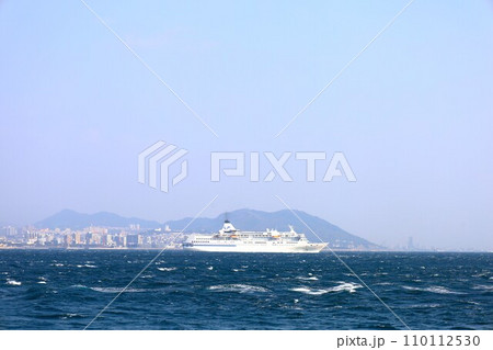 秋の明石海峡大橋、日本から最後の航行となる、客船ぱしふぃっくびいなす、明石海峡大橋をくぐる海峡の海 110112530