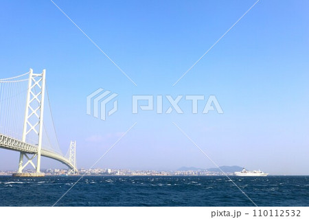 秋の明石海峡大橋、日本から最後の航行となる、客船ぱしふぃっくびいなす、明石海峡大橋をくぐる海峡の海 秋の明石海峡大橋、日本から最後の航行となる、客船ぱしふぃっくびいなす、明石海峡大橋をくぐる海峡の海 110112532