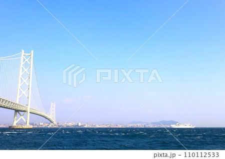 秋の明石海峡大橋、日本から最後の航行となる、客船ぱしふぃっくびいなす、明石海峡大橋をくぐる海峡の海 110112533