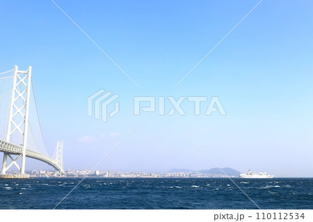 秋の明石海峡大橋、日本から最後の航行となる、客船ぱしふぃっくびいなす、明石海峡大橋をくぐる海峡の海 110112534