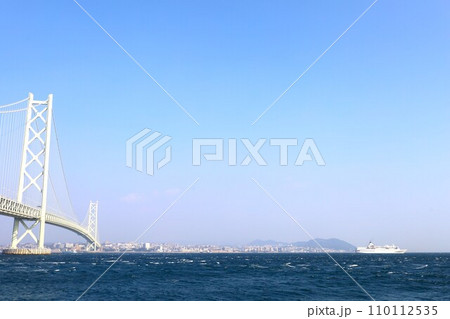 秋の明石海峡大橋、日本から最後の航行となる、客船ぱしふぃっくびいなす、明石海峡大橋をくぐる海峡の海 110112535
