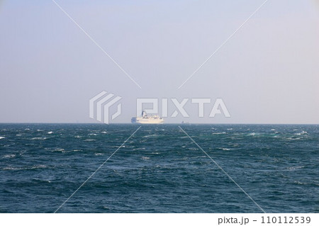 秋の明石海峡大橋、日本から最後の航行となる、客船ぱしふぃっくびいなす、明石海峡大橋をくぐる海峡の海 110112539