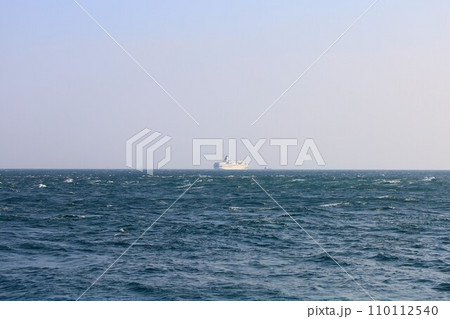 秋の明石海峡大橋、日本から最後の航行となる、客船ぱしふぃっくびいなす、明石海峡大橋をくぐる海峡の海 秋の明石海峡大橋、日本から最後の航行となる、客船ぱしふぃっくびいなす、明石海峡大橋をくぐる海峡の海 110112540