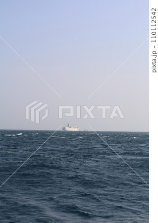 秋の明石海峡大橋、日本から最後の航行となる、客船ぱしふぃっくびいなす、明石海峡大橋をくぐる海峡の海 秋の明石海峡大橋、日本から最後の航行となる、客船ぱしふぃっくびいなす、明石海峡大橋をくぐる海峡の海 110112542