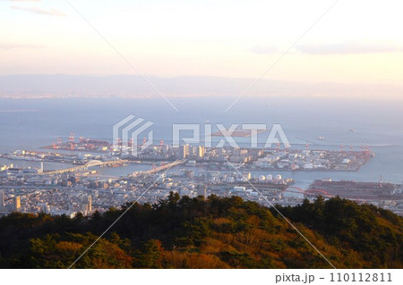 黄昏前の六甲山、六甲山天覧台から望む神戸大阪の黄昏景色、サンセット、六甲山頂駅から六甲ケーブル 黄昏前の六甲山、六甲山天覧台から望む神戸大阪の黄昏景色、サンセット、六甲山頂駅から六甲ケーブル 110112811