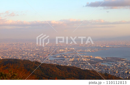 黄昏前の六甲山、六甲山天覧台から望む神戸大阪の黄昏景色、サンセット、六甲山頂駅から六甲ケーブル 110112813