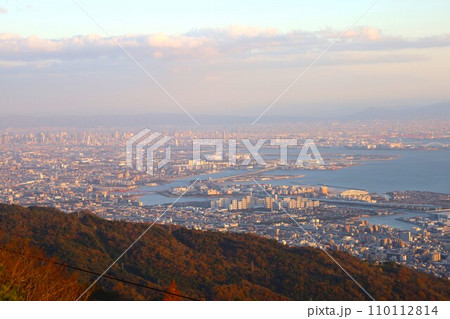黄昏前の六甲山、六甲山天覧台から望む神戸大阪の黄昏景色、サンセット、六甲山頂駅から六甲ケーブル 110112814