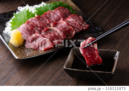 馬刺しを箸で食べる 馬刺しを箸で食べる 110112873
