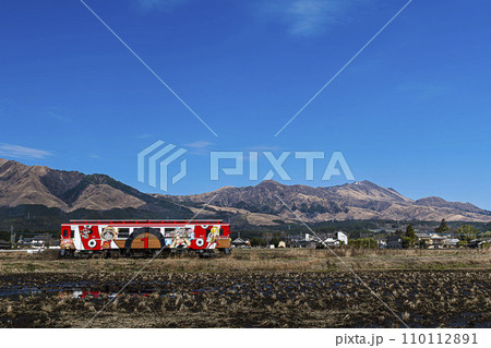 阿蘇の裾野を走るコラボ列車 阿蘇の裾野を走るコラボ列車 110112891