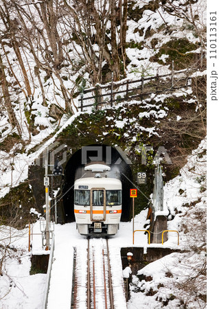 【高山本線】トンネルを抜け鉄橋を渡る普通列車 110113161