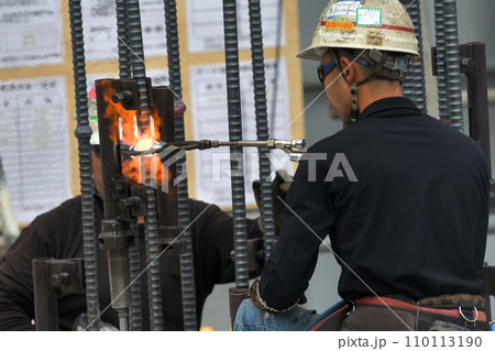 工事現場　新築マンション　柱筋のガス圧接工事作業風景 110113190