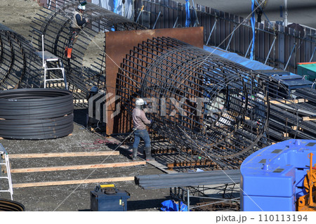 工事現場 大型マンション 円柱状鉄筋の組立て作業風景 工事現場 大型マンション 円柱状鉄筋の組立て作業風景 110113194