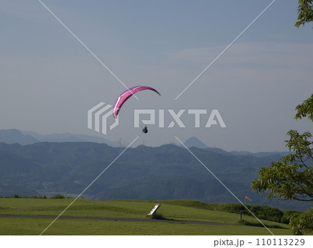 伐株山から飛び立つパラグライダー　大分県玖珠郡玖珠町山田 110113229