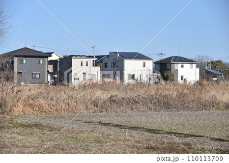 空き地のある住宅街風景 空き地のある住宅街風景 110113709