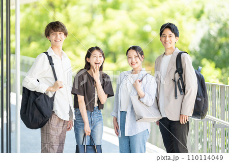 若いビジネスパーソンの男女 110114049