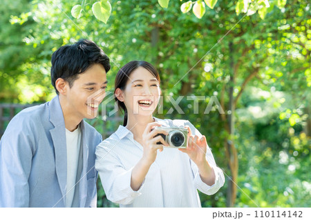 写真を撮る若いカップル 110114142