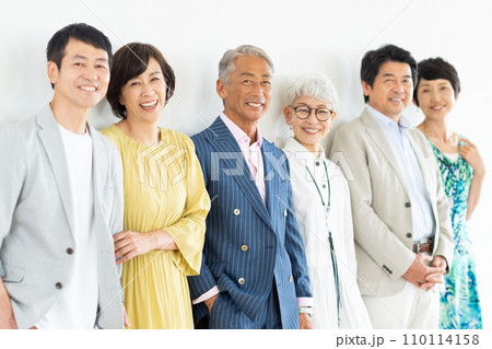 若々しいシニア世代の男女 110114158