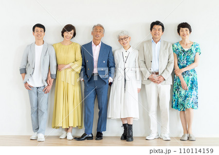 若々しいシニア世代の男女 110114159