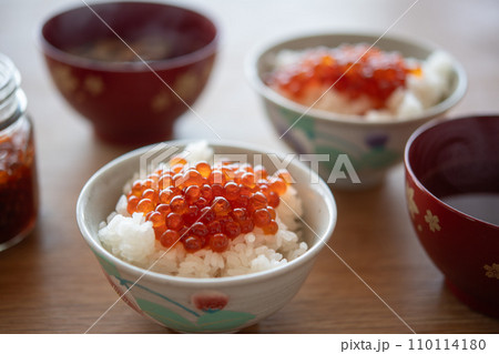 いくら丼の食卓 いくら丼の食卓 110114180