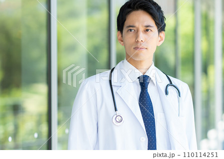 病院で働く若いドクター 110114251