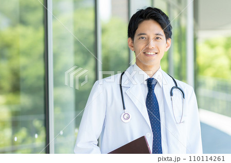 病院で働く若いドクター 病院で働く若いドクター 110114261