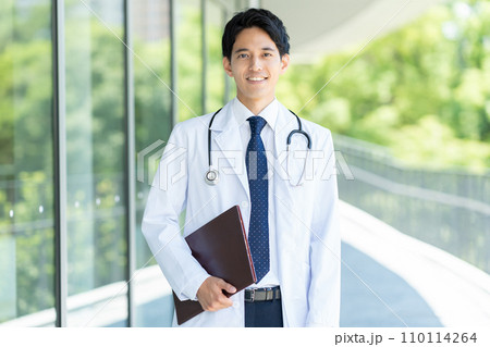 病院で働く若いドクター 病院で働く若いドクター 110114264