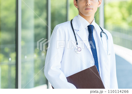 病院で働く若い男性医師 110114266