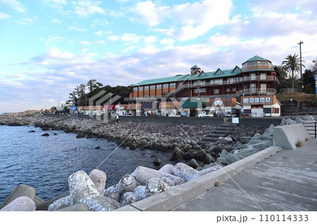 初島漁師食堂街と初島小中学校 110114333