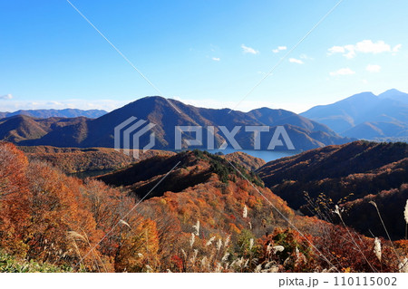 紅葉の裏磐梯　レークライン　小野川湖 110115002
