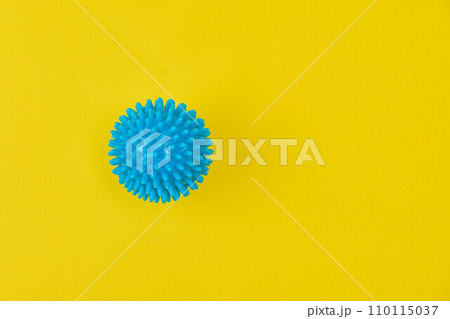 黄色背景の上のリカバリーボール 110115037