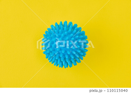 黄色背景の上のリカバリーボール 110115040