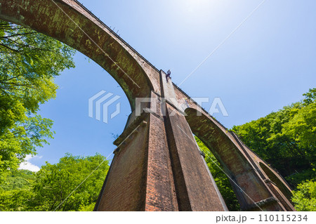 群馬県安中市の春 新緑のアプトの道 碓氷第三橋梁(めがね橋) 群馬県安中市の春 新緑のアプトの道 碓氷第三橋梁(めがね橋) 110115234
