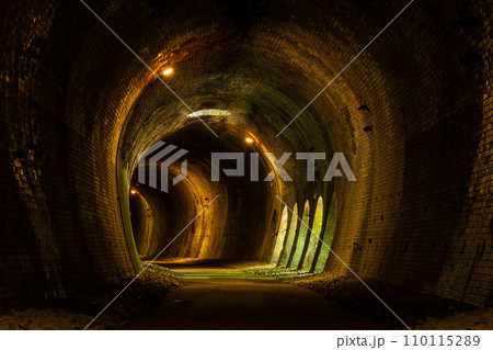 群馬県安中市　アプトの道　歴史あるトンネル 110115289