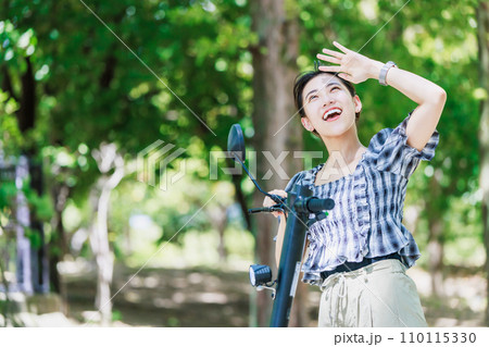 女子旅　電動キックボードで観光する女性 110115330