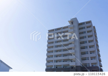 マンションの外観と青空 マンションの外観と青空 110115426