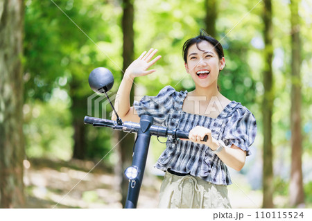 女子旅　電動キックボードで観光する女性 110115524