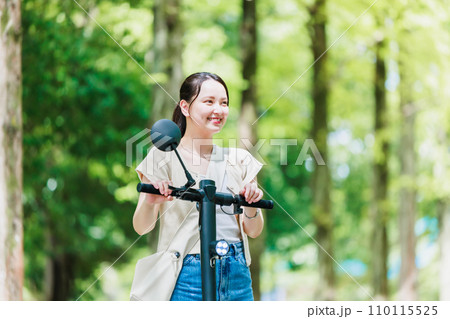 女子旅　電動キックボードで観光する女性 110115525
