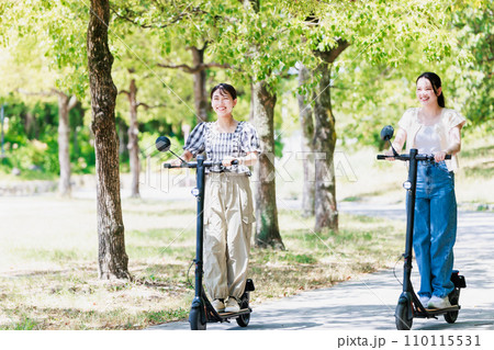 女子旅 電動キックボードで観光する女性 女子旅 電動キックボードで観光する女性 110115531