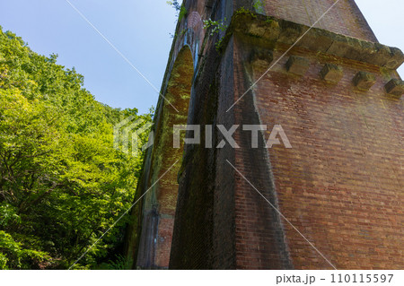 群馬県安中市の春　新緑のアプトの道　碓氷第三橋梁（めがね橋） 110115597