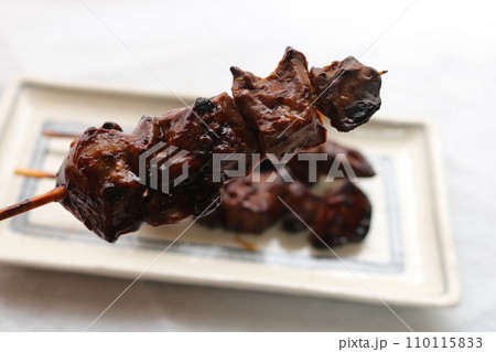 おいしいレバーの焼き鳥酒の肴つまみ 110115833