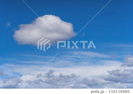 青空に浮かぶ白い雲《風景・背景素材》 青空に浮かぶ白い雲《風景・背景素材》 110116060