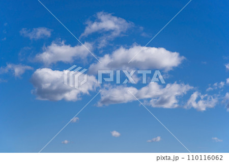 青空に浮かぶ白い雲《風景・背景素材》 110116062