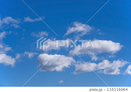 青空に浮かぶ白い雲《風景・背景素材》 110116064