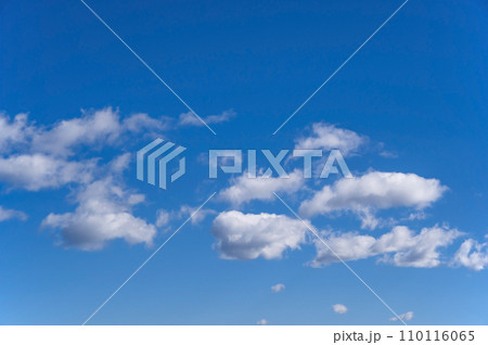 青空に浮かぶ白い雲《風景・背景素材》 110116065