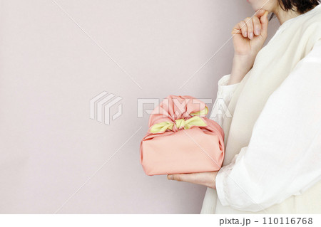 プレゼントを持つ女性 贈り物の悩みや疑問 プレゼントを持つ女性 贈り物の悩みや疑問 110116768