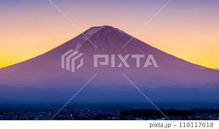 夕日に染まる冬のダイヤモンド富士山 110117018
