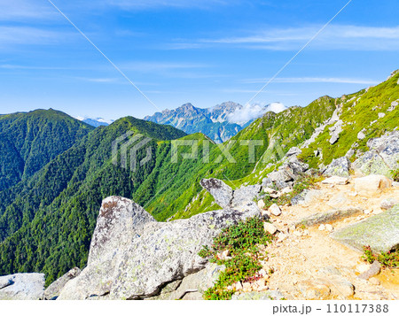 夏の常念岳登山(三股登山口~前常念岳:蝶槍と穂高連峰を望む) 夏の常念岳登山(三股登山口~前常念岳:蝶槍と穂高連峰を望む) 110117388