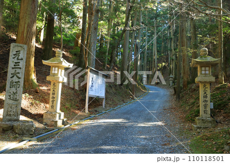 天台宗総本山比叡山延暦寺 横川 元三大師堂(四季講堂)参道の石灯籠 天台宗総本山比叡山延暦寺 横川 元三大師堂(四季講堂)参道の石灯籠 110118501